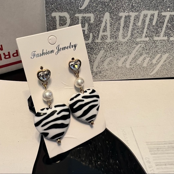 Zebra print heart earrings - Picture 4 of 9